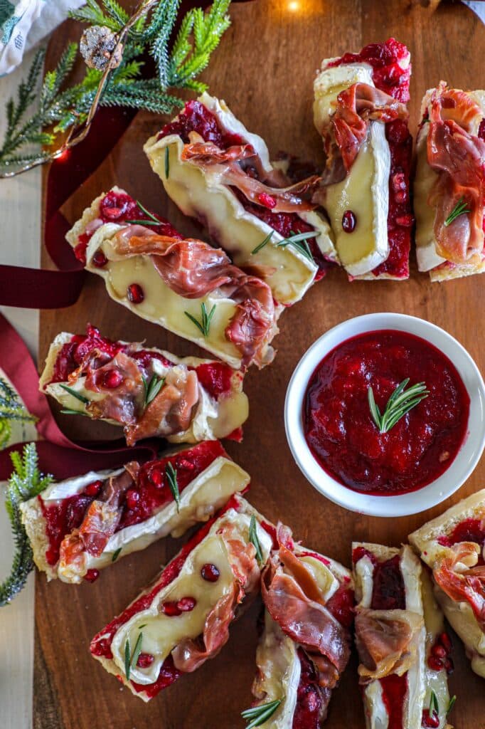 Cranberry Brie and Prosciutto Baked Bread